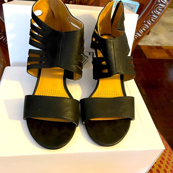 COMFORTVIEW BLACK SHOES WITH STRAPS ACROSS AND ELASTIC FOR COMFORT ZIPPER BACK - Picture 5 of 9